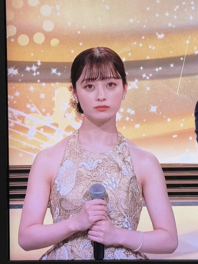 橋本環奈の紅白のドレス画像司会も魅せます！