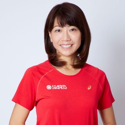 赤いTシャツを着た高橋尚子さん