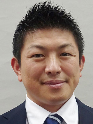正面を向いた神谷宗幣氏