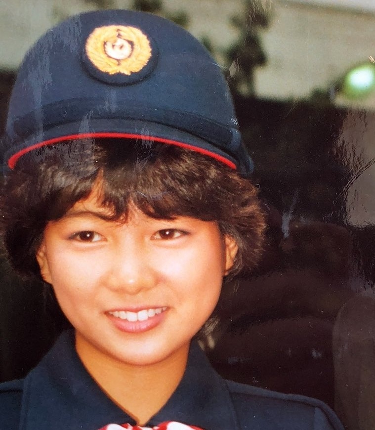 ドラマ『スチュワーデス物語』に出演していた頃の堀ちえみさんの写真。帽子を被り、初々しい笑顔を見せている。"
