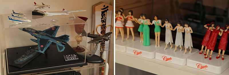 飛行機や艦船の模型、そしてアイドルグループ「キャンディーズ」のフィギュアが並べられた棚の画像です。