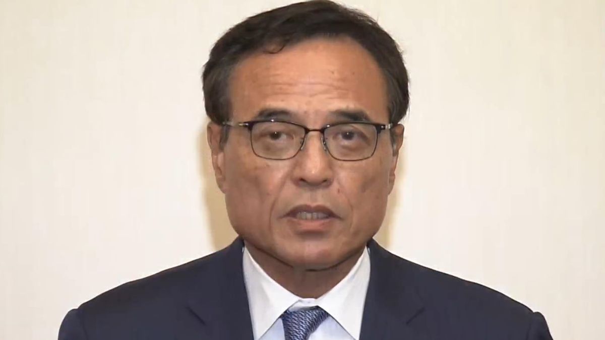 辞任について記者会見で説明するサントリー元会長の新浪剛史氏