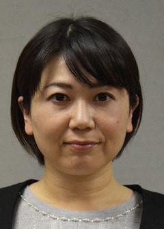 正面を向いて少し微笑む小川晶市長の顔写真