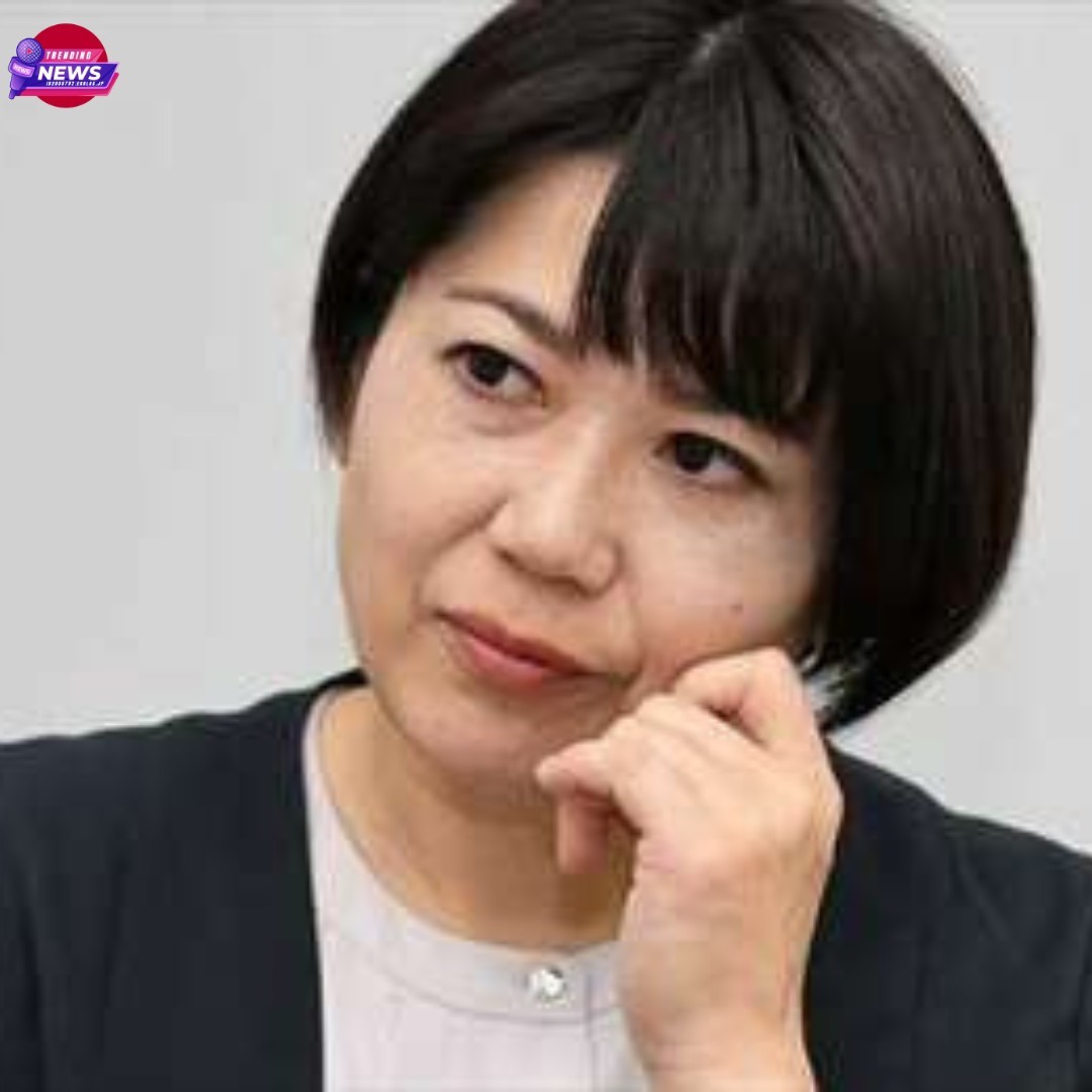 インタビュー中に考え込む様子の小川晶市長