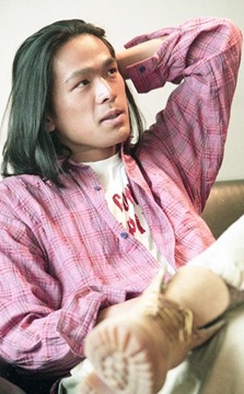 1990年代にロン毛ブームを牽引した俳優、江口洋介さんの若い頃のポートレート。