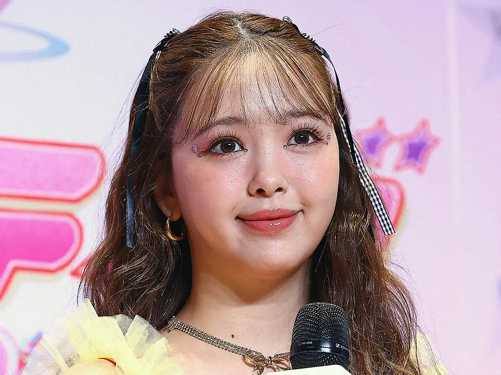 イベントでマイクの前に立つ藤田ニコルさんのクローズアップ写真。