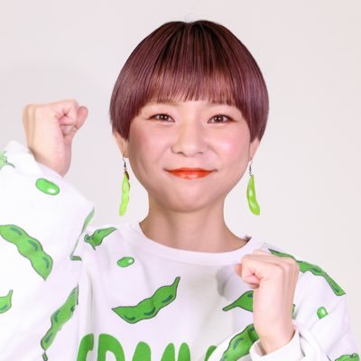 枝豆柄のトレーナーを着てポーズをとるはらぺこツインズのメンバー