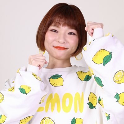 レモン柄のトレーナーを着てポーズをとるはらぺこツインズのメンバー