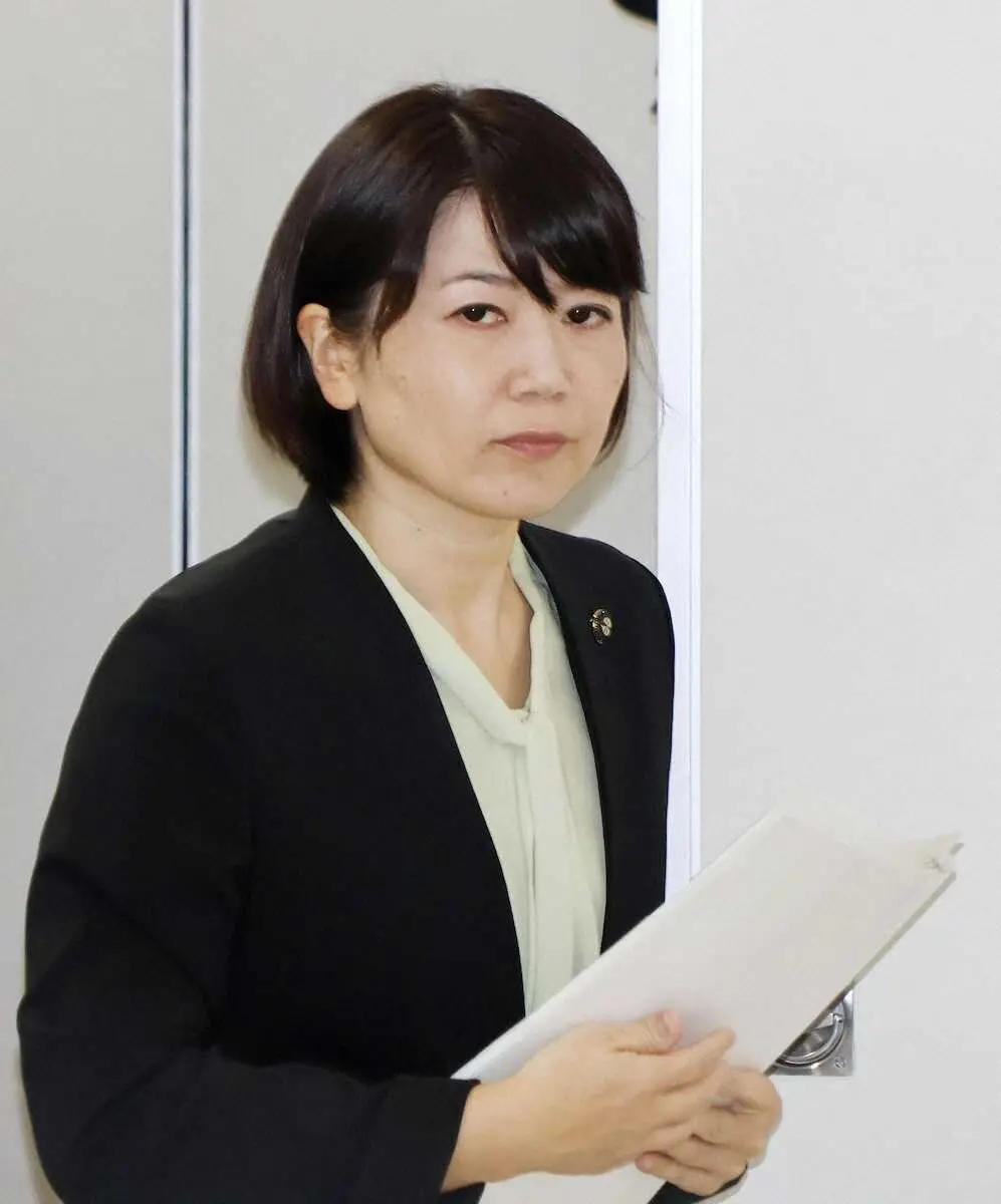 書類を手に持ち、まっすぐ前を見つめる小川晶前橋市長