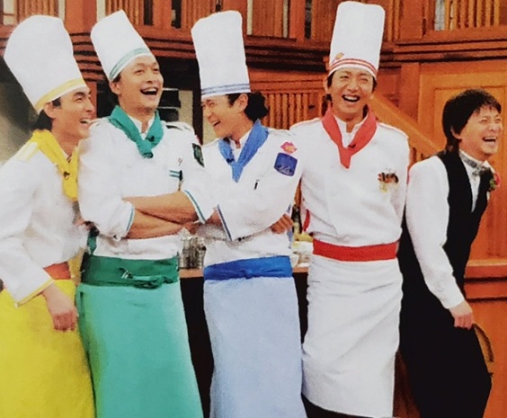 シェフの衣装を着たSMAPのメンバー5人が笑顔で仲良く並んでいる写真。