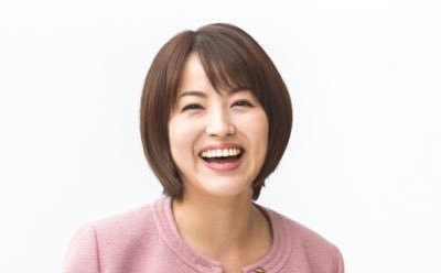 笑顔で笑っているショートヘアの日本人女性