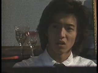 1990年代にドラマでロン毛スタイルを披露し、流行に影響を与えた俳優、木村拓哉さんの若き日の姿。