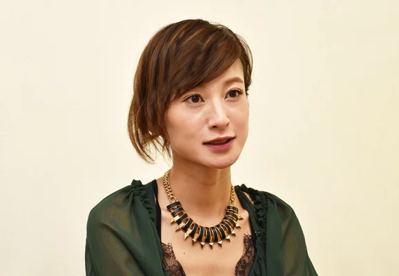 黒い服を着てまえをむいた西山美紀さん