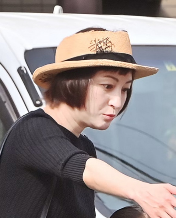 頭頂部が切り抜かれたカンカン帽を被る広末涼子さん