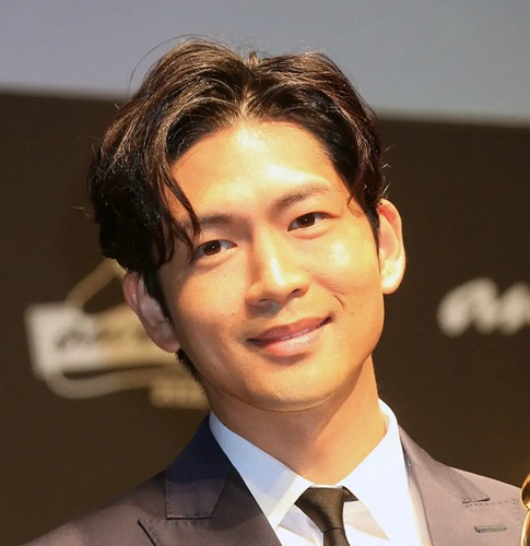 穏やかで誠実な人柄が滲み出る、スーツ姿の松下洸平のポートレート写真