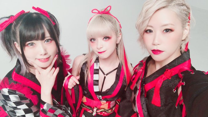 赤と黒の和風衣装を着用した「みうめ・メイリア・217」のメンバー3人（左から217、メイリア、みうめ）のアップ写真