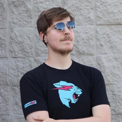 サングラスをかけて腕を組むMrBeast(ミスタービースト)氏