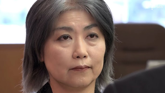 SBSニュースの映像で、厳しい表情を浮かべる田久保真紀前市長の顔のアップ