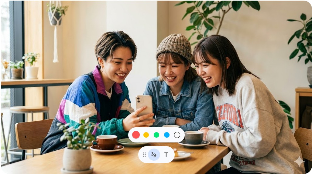 カフェでスマホを見て楽しむZ世代の日本人女性グループ