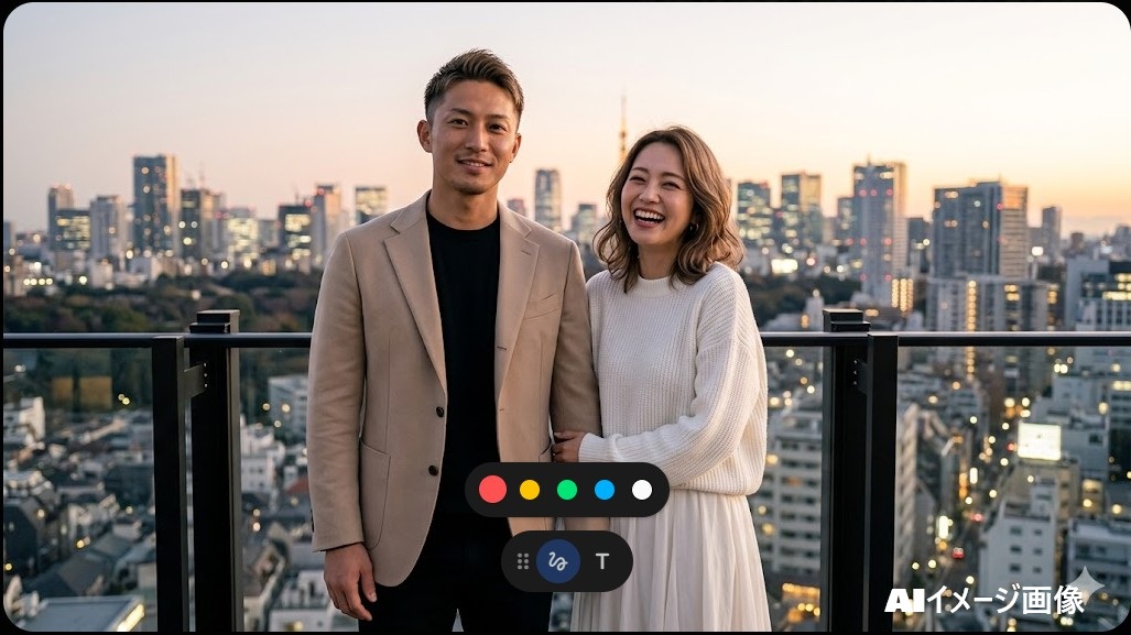 東京の夜景と街並みをバックに屋上テラスで微笑み合うスタイリッシュなカップルのイメージ